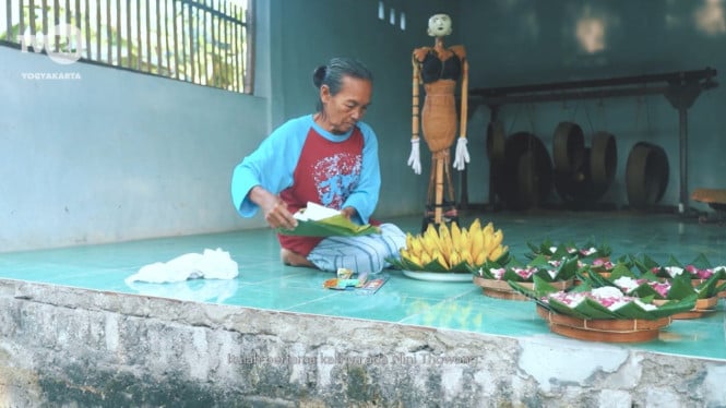 Persiapan Sesaji Sebelum Pementasan Nini Thowong