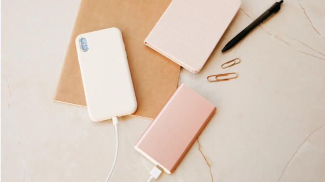 Power Bank vs Charging Langsung, Mana Lebih Sehat?