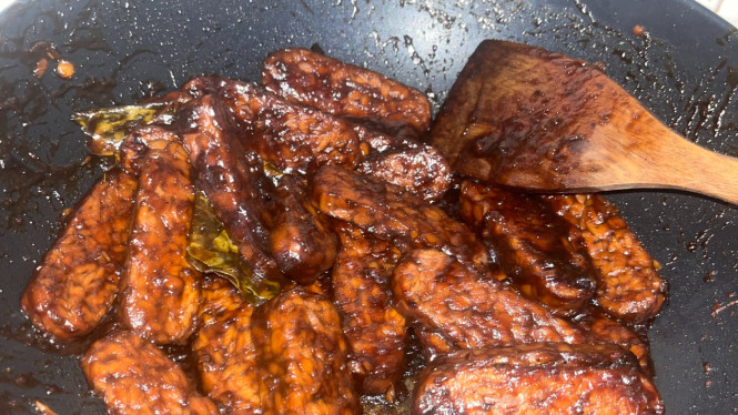 Memasak tempe bacem untuk menu hidangan keluarga