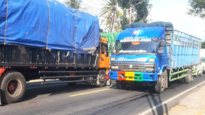Kemacetan depan SPBU Desa Bangsring