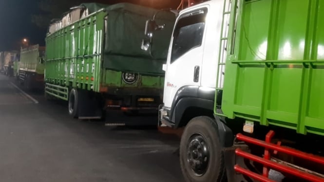 Kendaraan besar terjebak antrian di Desa Bangsring Banyuwangi