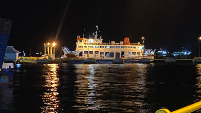 Kapal lakukan aktifitas pelayaran di Pelabuhan Ketapang