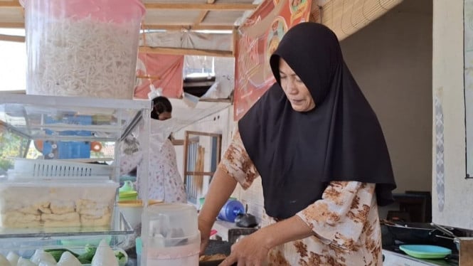 Nasriati ( pedagang rujak) yang terdampak penutupan jalur gumitir