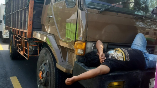Pengemudi truk mulai kehabisan waktu dan uang akibat macet