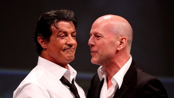 Foto Bruce Willis Bersama Sylvester Stallone pada 2010