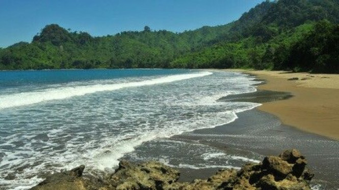 Keindahan dan pesona dari Pantai Bandealit