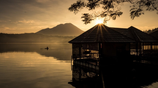 Ranu Klakah dengan latar belakang Gunung Lemongan