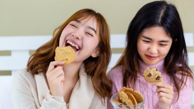 Dua cewek ngemil enak