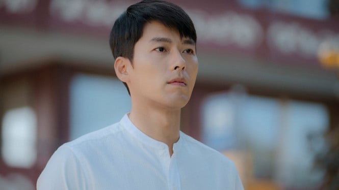 Hyun Bin saat memerankan Ri Jeong Hyuk di Crash Landing on You