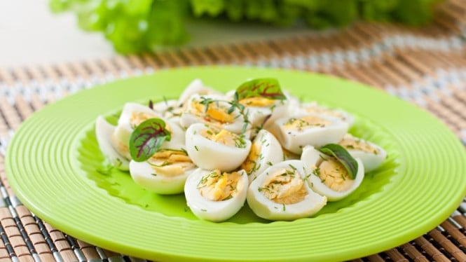 Resep telur bebek rebus di piring hijau