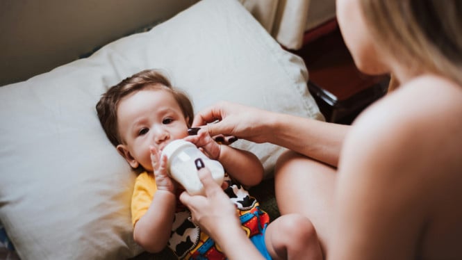Memberi susu formula, salah satu cara menyapih si kecil