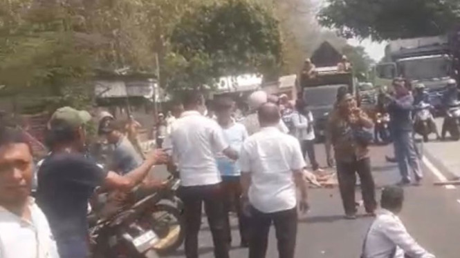 Aksi blokade jalan oleh massa