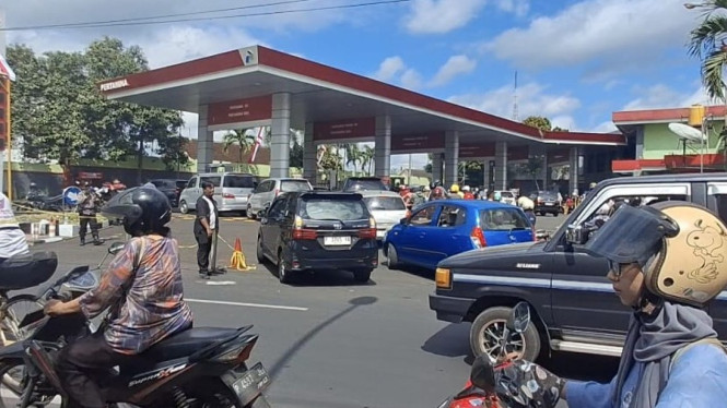 Kendaraan mengantri di SPBU di wilayah Kabupaten Jember