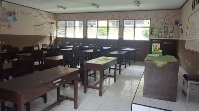 Kelas di SMPN 7 Jember tampak sepi.