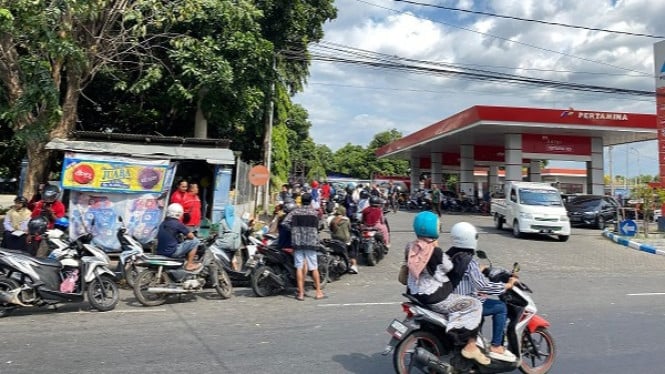 Antrean pengendara yang hendak mengisi BBM di SPBU Panji