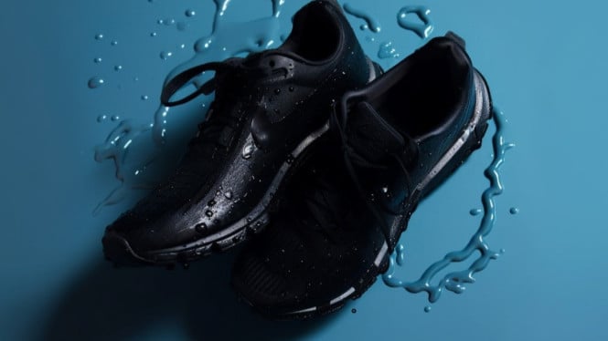 Mengeringkan sepatu basah jadi lebih mudah