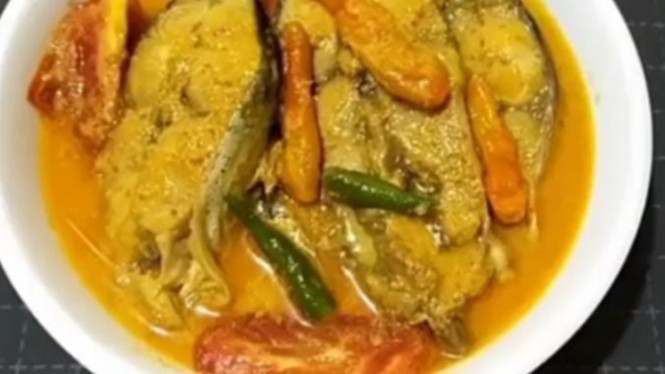 Gulai ikan patin khas makanan Riau.