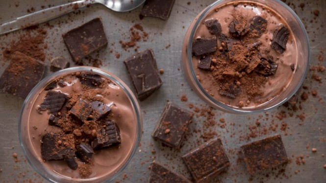 Dessert cokelat lumer dengan potongan dark chocolate.