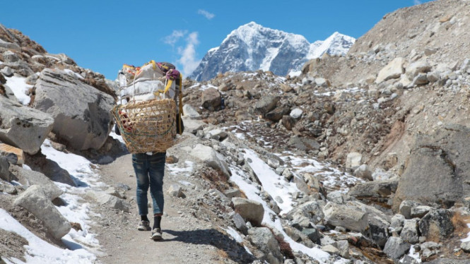 Porter, Sahabat Pendakian Gunung untuk Membawa Barang Banyak