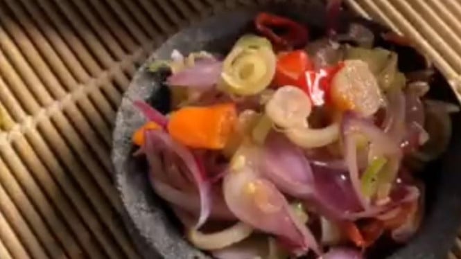Resep sambal mata khas Bali di atas cobek