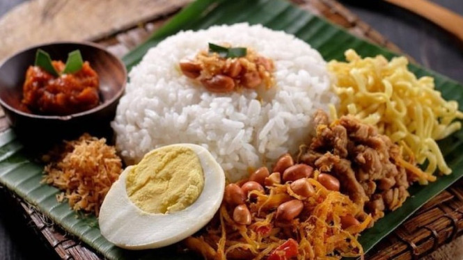 Nasi Lemak lengkap dengan lauknya, makanan nasional Malaysia