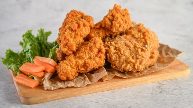 Ayam goreng krispi yang lezat dan siap untuk disantap