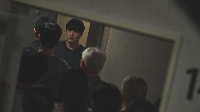 Kang Haneul dalam film thriller Wall to Wall