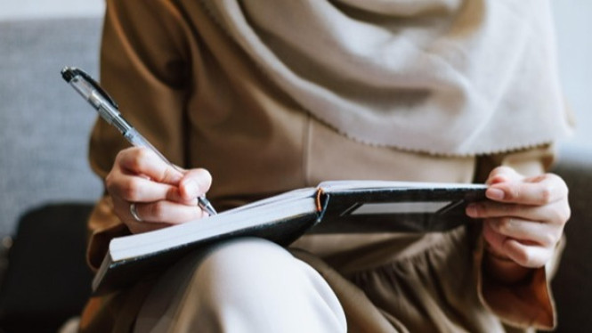 Membuat catatan jurnal agar kegiatan lebih tertata