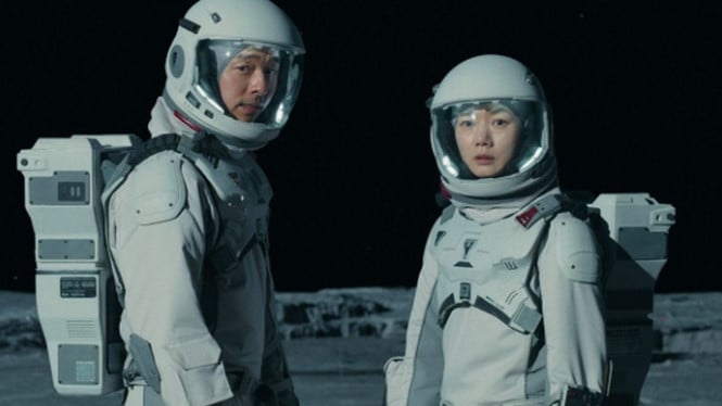 Bae Doona dan Gong Yoo dalam drama The Silent Sea