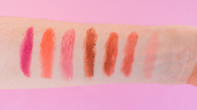 Ilustrasi pilihan warna lipstik yang cocok untuk bibir gelap