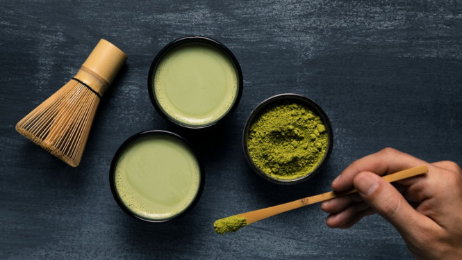 dua gelas matcha setelah diracik