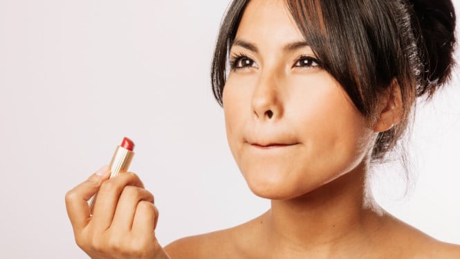 Ilustrasi seorang wanita mencoba lipstik sesuai warna favoritnya
