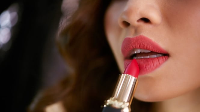 Ilustrasi wanita dengan bibir yang tebal