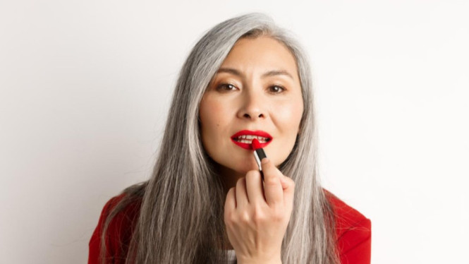 Seorang wanita terlihat awet muda saat memakai lipstik merah