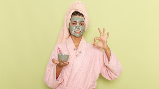Perawatan wajah dengan masker alami.