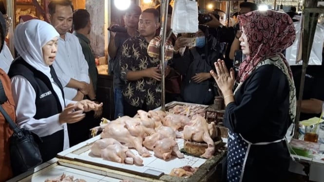 Gubernur Jawa Timur, Khofifah Indar Parawansa di  Pasar Tanjung
