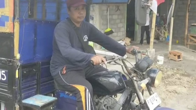 Mohammad Samsul Arifin mengendarai sepeda motor roda tiga.