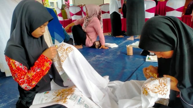 Siwa SLB PGRI 3 Cluring mengikuti pelatihan membatik.