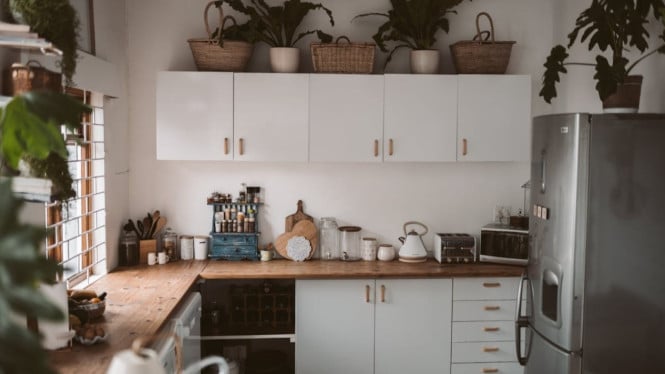 Kulkas yang ada di dalam area dapur
