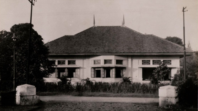 sebuah rumah zaman kolonial berlatar tahun 1920an di Djokjaweg 34