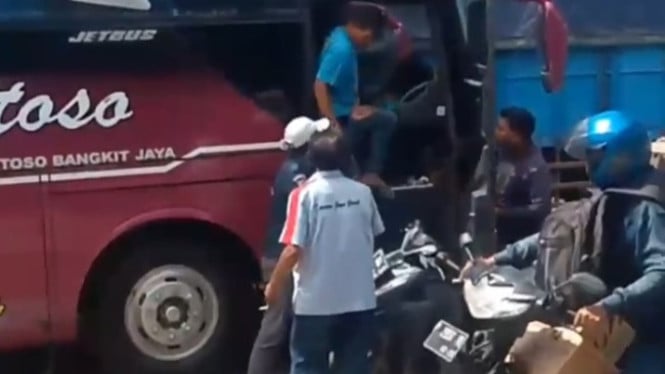 Pemotor tarik keluar pengemudi bus Santoso