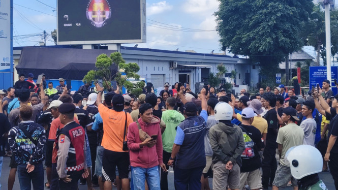 Puluhan pengemudi truk berunjukrasa di depan ASDP Ketapang