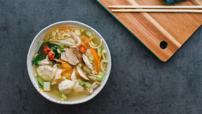 Ayam pangsit sup hangat gurih