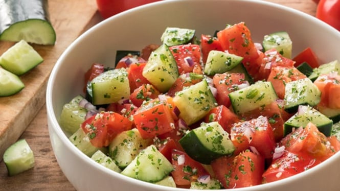 Salad timun ala Mediteranian yang sehat dan segar