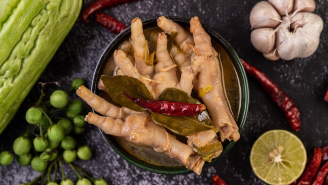 Kaldu Ceker Ayam, Gurih Alami dan Kaya Nutrisi! Begini Cara Membuatnya