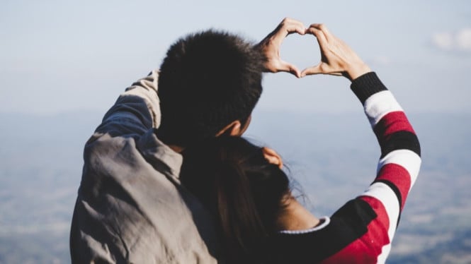 Cinta yang Realistis Bukan Merombak, Tapi Mengasah