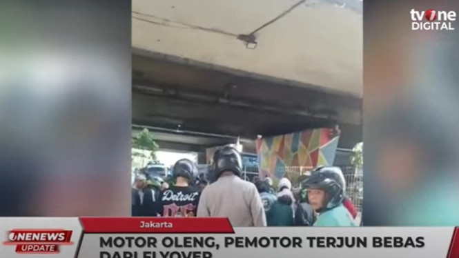 Pengendara motor terjatuh dari jalan layang Grogol