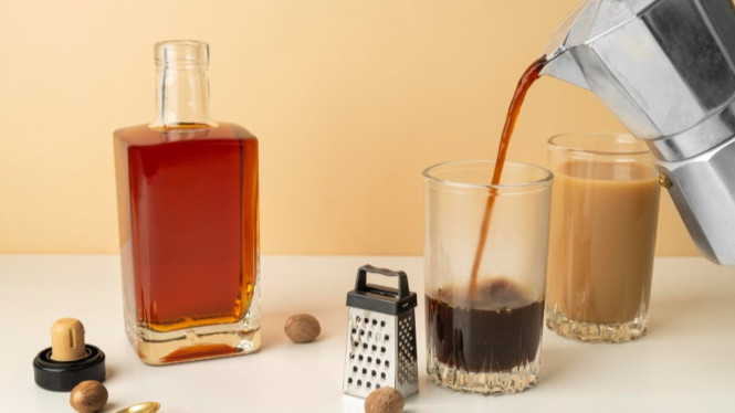 Kopi botolan rasa rempah dalam gelas dan botol kaca.