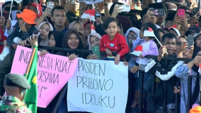 Senyum Anak Anak dan Sorak Warga Sambut Prabowo