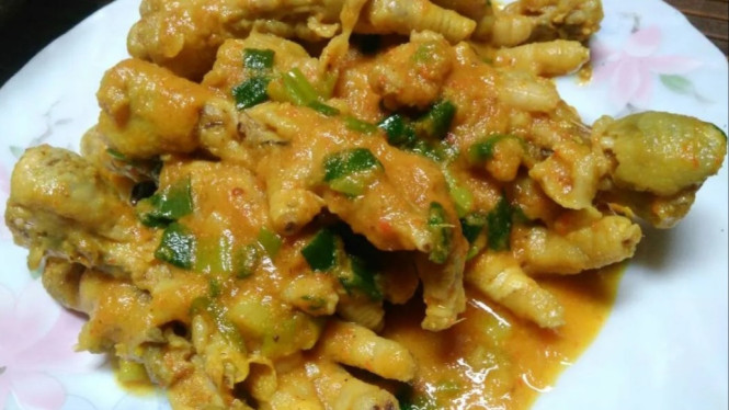 Ceker bumbu kuning bikin tambah nasi